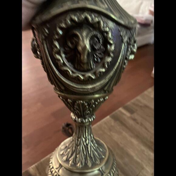 Vintage Brass Rams' Heads Urn Style Table Lamp Hollywood Regency - Picture 6 of 9